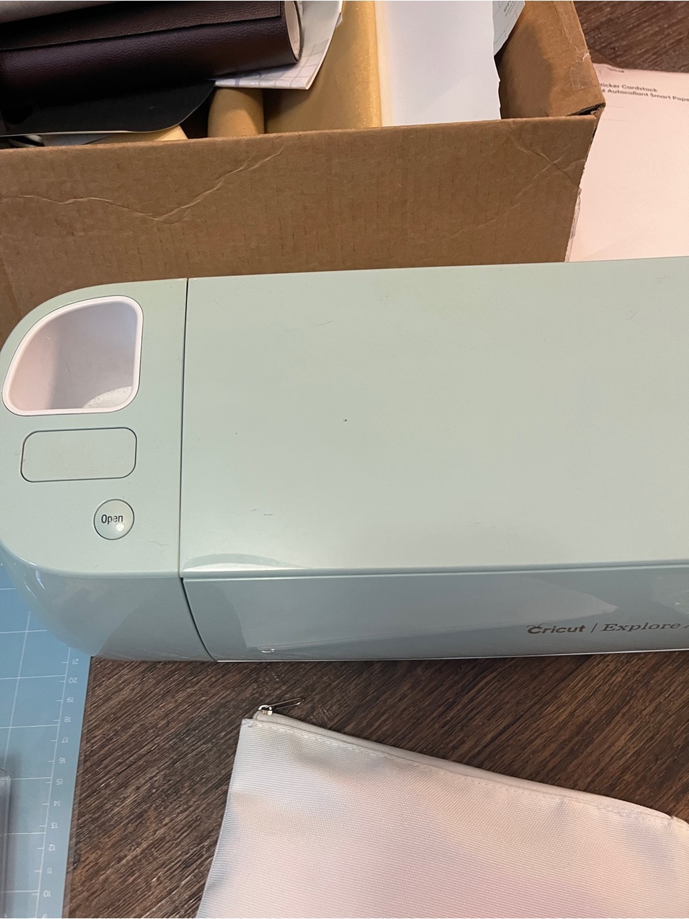 Cricut Explore Air 2 Cutting Machine in Mint with Vinyl and Mats - Picture 4 of 8